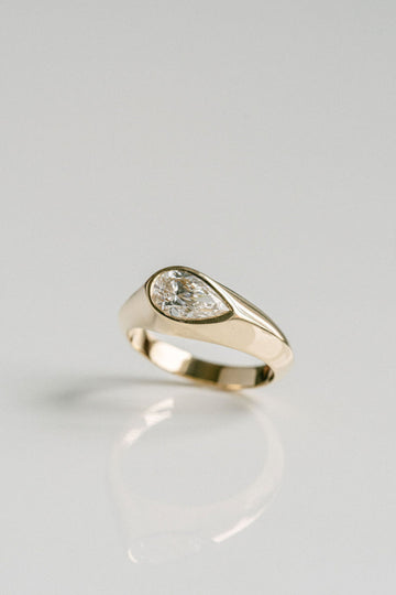 1.0CT-2.0CT Pear Cut Moissanite Unique Diamond Flush Engagement Ring