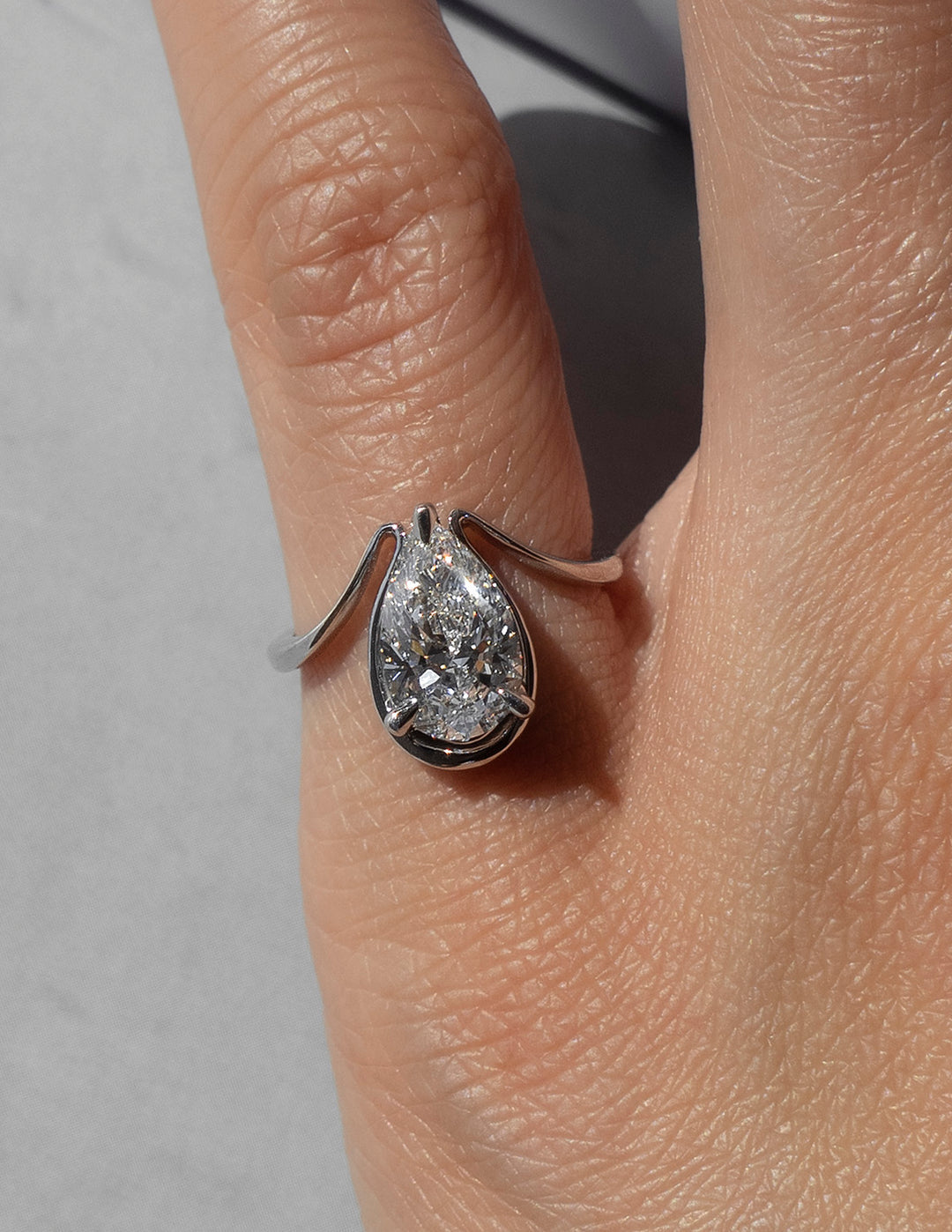 1.0CT-2.0CT Pear Cut Moissanite Diamond Unique Engagement Ring