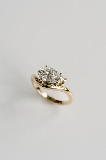 1.0CT-3.0CT Pear Cut Moissanite Diamond Unique Solitaire Engagement Ring