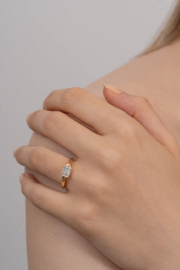 1.0CT-2.0CT East West Emerald Cut Moissanite Diamond Engagement Ring