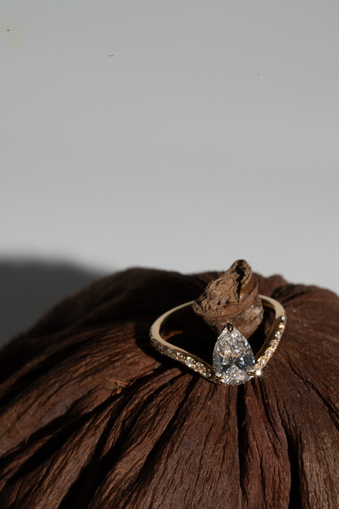 1.0CT-2.0CT Pear Cut Moissanite Diamond Unique Curved Engagement Ring