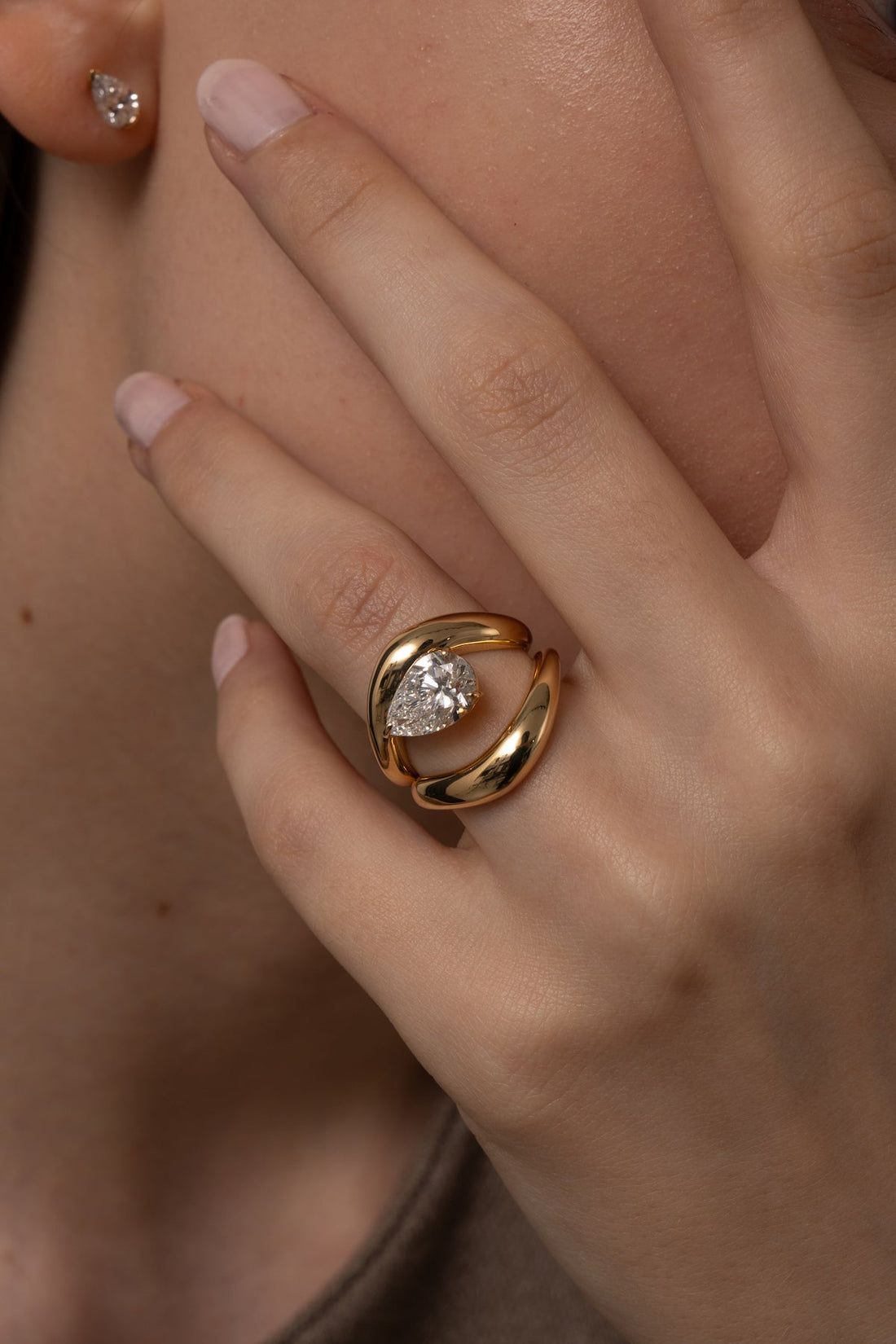 1.0CT-2.0CT Pear Cut Moissanite Diamond Wave Dome Engagement Ring