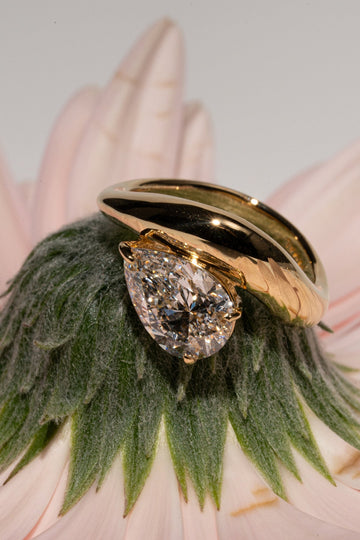 1.0CT-2.0CT Pear Cut Moissanite Diamond Wave Dome Engagement Ring