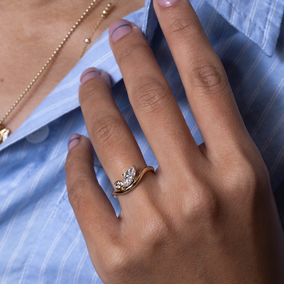 1.0CT-2.0CT Oval & Marquise Cut Moissanite Diamond Curved Engagement Ring