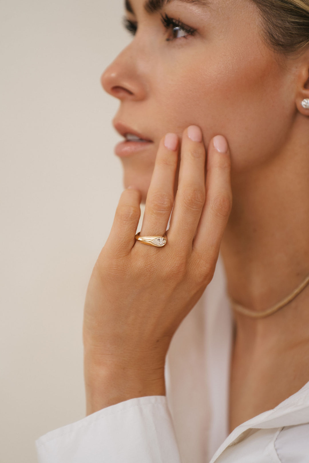 1.0CT-2.0CT Pear Cut Moissanite Unique Diamond Flush Engagement Ring