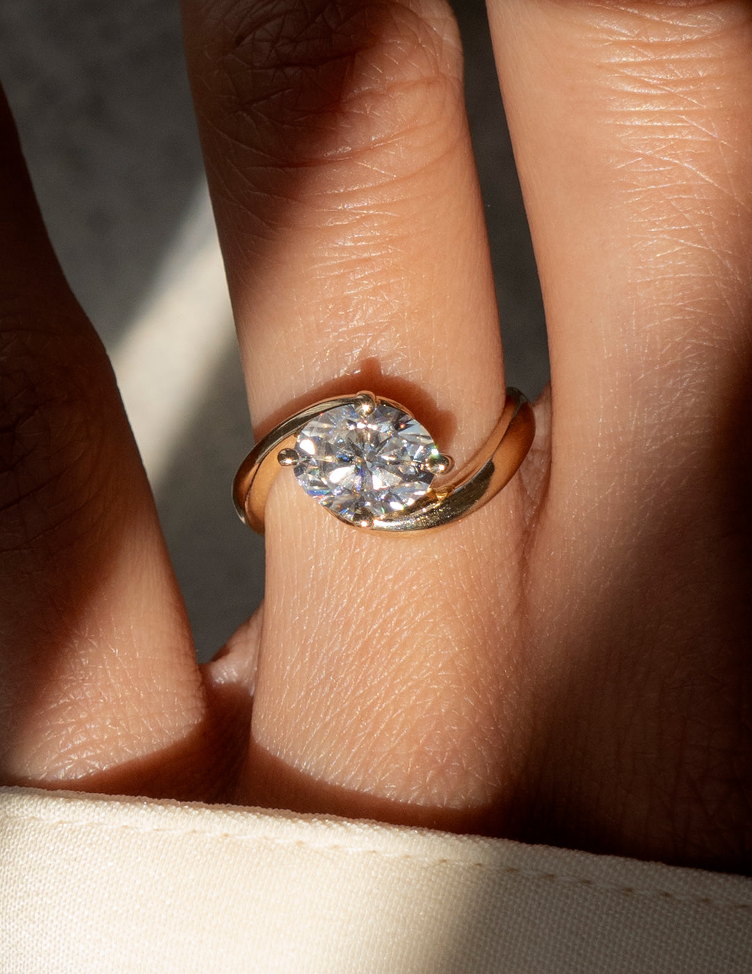 1.0CT-2.0CT Oval Cut Moissanite Diamond Unique Engagement Ring