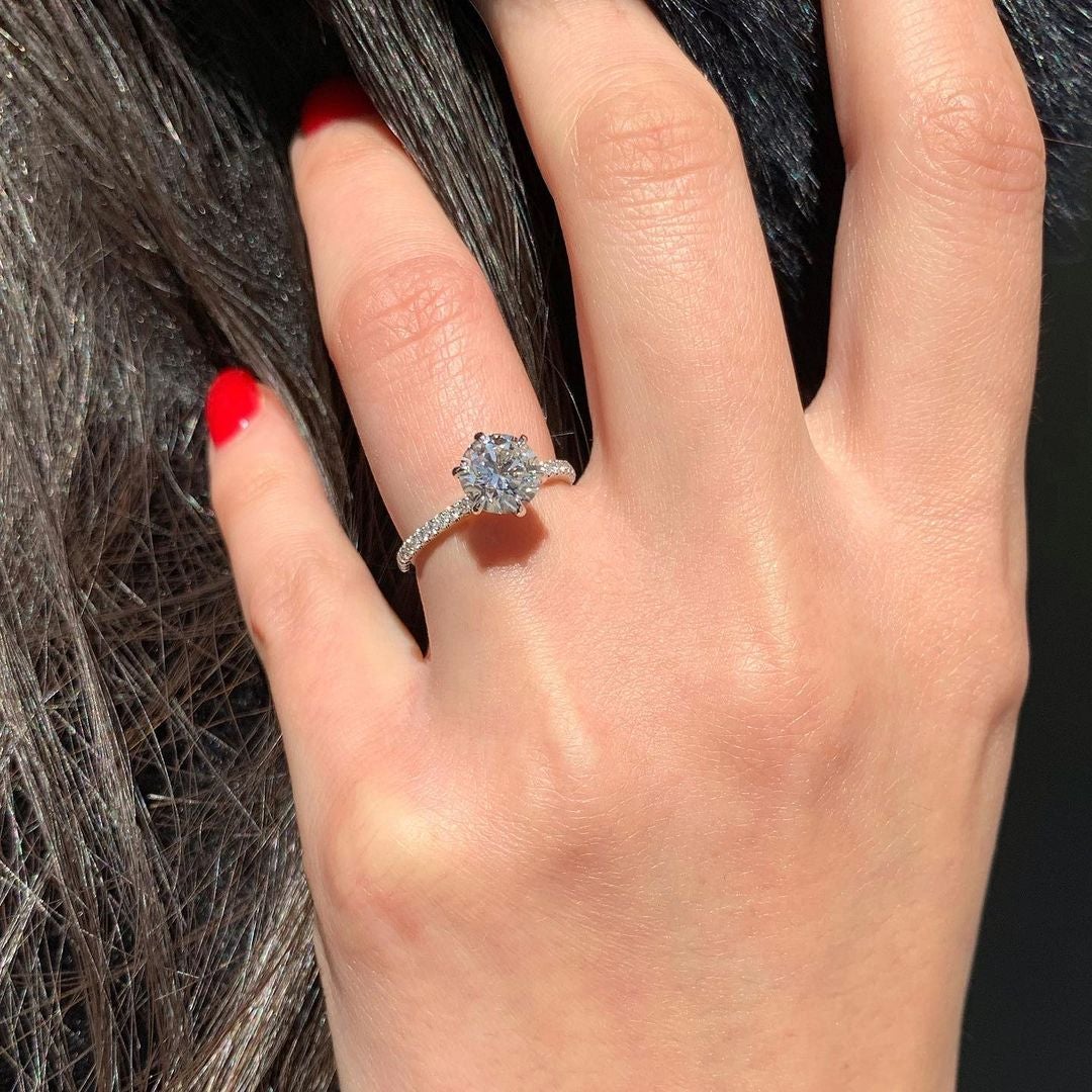 classic-tiffany-style-moissanite-engagement-ring-gold-mercado.