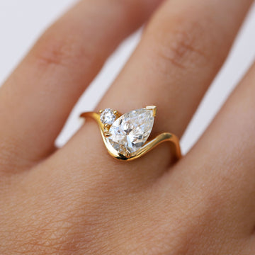 1.50CT-2.50CT Pear Cut Moissanite Diamond Unique Curved Engagement Ring