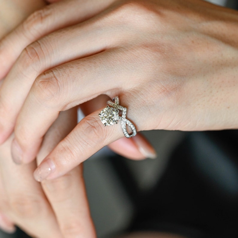 1.0-3.0 CT Round CVD Diamond Unique Setting Engagement Ring