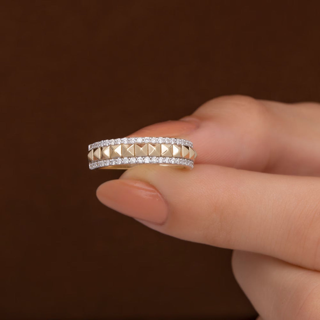 Pyramid Round Cut Diamond Wedding Band for Women