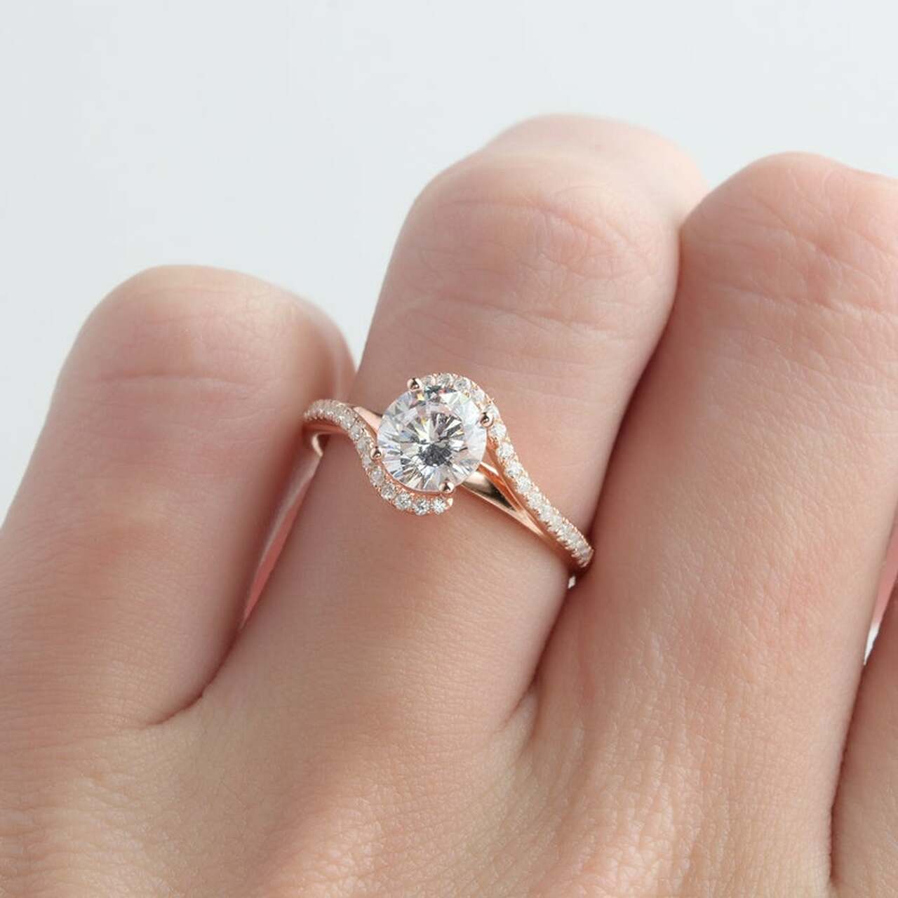 twist-shank-engagement-ring-round-cut-gold-mercado